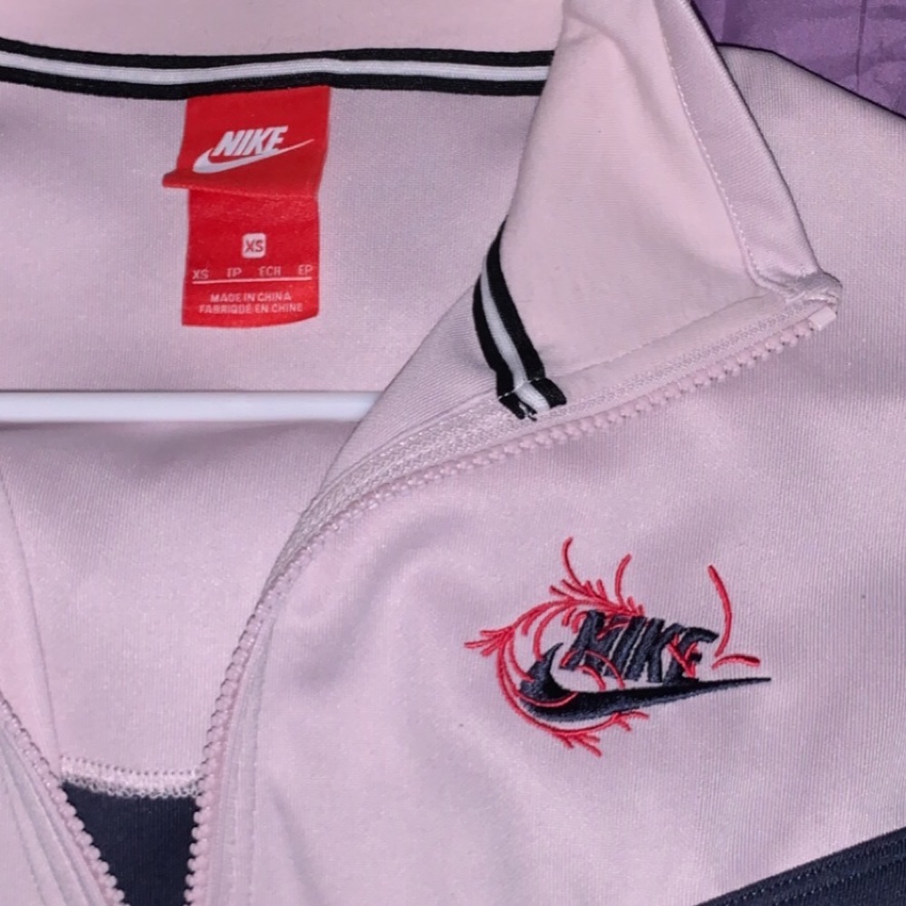 cute pink xs nike jacket, worn once or twice!